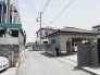 静かな住宅地の中にあり、落ち着いた佇まいと周囲の景観が調和した心地よい環境です。