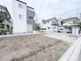閑静な住宅街の一角に位置し、理想の住まいをゼロから描き出せる広々とした土地です。