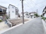 穏やかな空気が流れる住宅街に位置し、これからの暮らしを自由に描き出せるゆとりある敷地です。