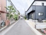 落ち着いた住宅街の風景に溶け込み、日常の静けさを感じさせる暮らしの拠点。