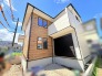 木目調の外壁が洗練された印象を与え、周囲の環境と調和するモダンな佇まいの住まいです。