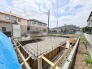 新しい暮らしの基盤が形作られていく、静かで穏やかな住宅街の風景です。