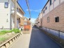 住宅が並び、穏やかな時間が流れる落ち着いた雰囲気の周辺環境です。