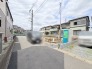 穏やかな街並みに溶け込む、これからの暮らしを自由に描き出せる新たな一歩を予感させる更地です。