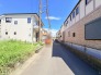 青い空が広がり、穏やかな時間が流れる住宅街の風景が日々の暮らしを優しく包み込みます。