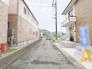 穏やかな空気が流れる落ち着いた住環境に寄り添う、心地よい広がりを感じさせるアプローチ。