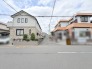 閑静な住宅街の一角にあり、落ち着いた暮らしの気配を感じさせる佇まいです。