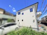空に映えるすっきりとしたシルエットが、街並みに洗練された調和をもたらす住まいです。