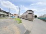 空が広く見渡せる開放的な環境で、穏やかな時間が流れる落ち着いた住宅エリアの風景です。