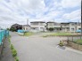 穏やかな空気が流れる住宅街に位置し、ゆったりとした時間が流れる心地よい住環境が広がっています。