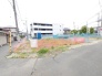 周辺環境と調和する静かな住環境の中で、これからの暮らしの拠点となる広がりを感じさせる土地です。