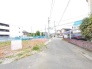 穏やかな住環境が広がる、空が広く感じられる開放的な街並みの一角です。