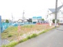 周辺の落ち着いた街並みと調和する、日々の暮らしにゆとりをもたらす穏やかな環境が広がっています。