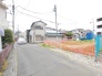 閑静な住宅街の中にあり、落ち着いた日常を予感させる穏やかな佇まいの街並みです。