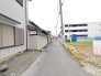 落ち着いた住宅地の中に位置しており、日々の暮らしに静かな安らぎを感じられる周辺環境です。