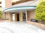 街並みに馴染む落ち着いた佇まいで、住まう方を優しく迎え入れる温かみのあるエントランスデザインです。