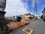 周辺環境と調和する穏やかな街並みに位置し、新たな暮らしの可能性が広がるゆとりある空間です。