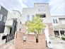 レンガ調のアクセントと緑が調和する、街並みに穏やかに溶け込む佇まいが魅力の住まいです。