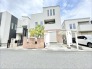 レンガ調のアクセントが街並みに馴染み、温かみのある落ち着いた佇まいを見せる住まいです。