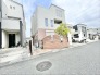 レンガ調の外壁と柔らかな植栽が調和し、街並みに落ち着いた表情を添えています。