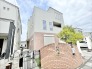 温かみのあるレンガ調のデザインが街並みに馴染み、穏やかな日常を予感させる佇まいです。