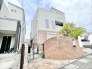 レンガ調の風合いと洗練された外観が調和する、街並みに落ち着いた彩りを添える佇まいです。