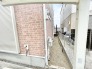 建物と隣地との間にゆとりを持たせ、落ち着いた住環境の広がりを感じさせる外観の表情です。