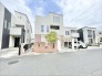 穏やかな街並みに調和する、レンガ調のアクセントが愛らしい落ち着きのある住まい。