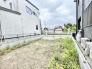 静かな街並みに寄り添うように広がる、これからを描くための自由な空間です。