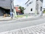 周辺環境と調和する落ち着いた住宅街の一角に、これからの暮らしを自由に描き出せるゆとりある敷地が広がっています。