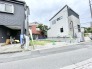 穏やかな街並みに馴染む立地で、新しい暮らしの可能性が広がる静かな住環境です。