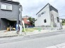 周辺の住宅と調和する穏やかな住環境の中にあり、暮らしの可能性が広がる落ち着いた佇まいの敷地です。