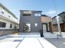 落ち着いた色合いの外壁が街並みに馴染む、洗練された佇まいの住まいです。