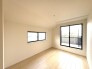 壁面と床のニュアンスが穏やかに調和し、住まう人の個性を引き立てるシンプルな佇まいが魅力の空間です。