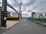 水辺に寄り添う穏やかな街並みが、日々の暮らしに心地よい静けさと落ち着いた景観をもたらしてくれます。
