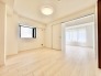 余計な装飾を削ぎ落としたシンプルな空間は、住まう人の個性を引き立てる穏やかな佇まいを見せています。