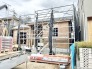 新しい暮らしの基盤となる住まいが、確かな技術で丁寧に形作られていく様子です。