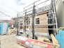 完成までの期待感を高める、住まいの骨格が形づくられていく建設現場の風景です。
