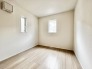 装飾を抑えたシンプルな内装が、住まう人の個性を引き立てる落ち着いた空間を演出しています。