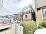 新しい暮らしの形が日々かたちづくられていく、期待感に満ちた建築現場の風景です。