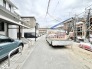 新たな住まいが形づくられていく、静かな住宅街の穏やかな日常風景です。