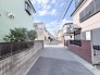 穏やかな時間が流れる落ち着いた住宅街の風景が、日々の暮らしに安心感と安らぎをもたらします。