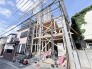 確かな技術と想いが組み上がる過程を見守る、新しい暮らしの始まりを感じさせる風景です。
