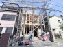 完成に向けて着実に積み重ねられる、確かな構造の安心感と静かな期待が広がる建築現場の様子です。
