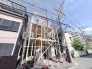 住まいの骨組みが形作られていく、新たな暮らしの始まりを予感させる静かな風景です。