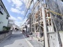 新しい暮らしが形作られていく、閑静な住宅街の中で静かに進む建築の様子。