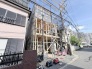 新しい暮らしの土台となる、確かな木の温もりを感じる住まいの建築風景です。