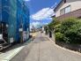 穏やかな空気が流れる閑静な住宅街で、日々の暮らしに安らぎを感じられる住環境です。