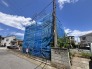 新しい暮らしの形が描き出される、静かな住宅街に佇む建設現場の様子です。