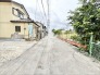 落ち着いた住宅街の風景に溶け込み、日常の静けさを感じさせる穏やかな住環境が広がっています。